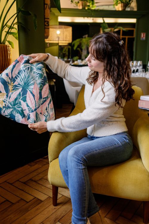 Stéphanie Argiolas présentant un papier peint lors d'un consultation décoration