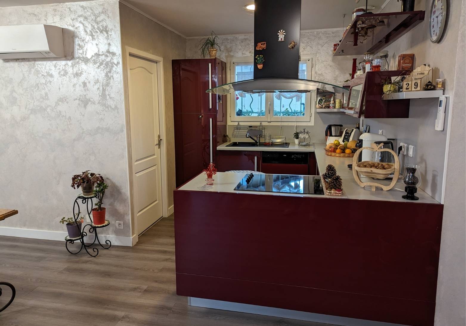 Cuisine avec façades bordeaux avant rénovation, maison dans les Landes