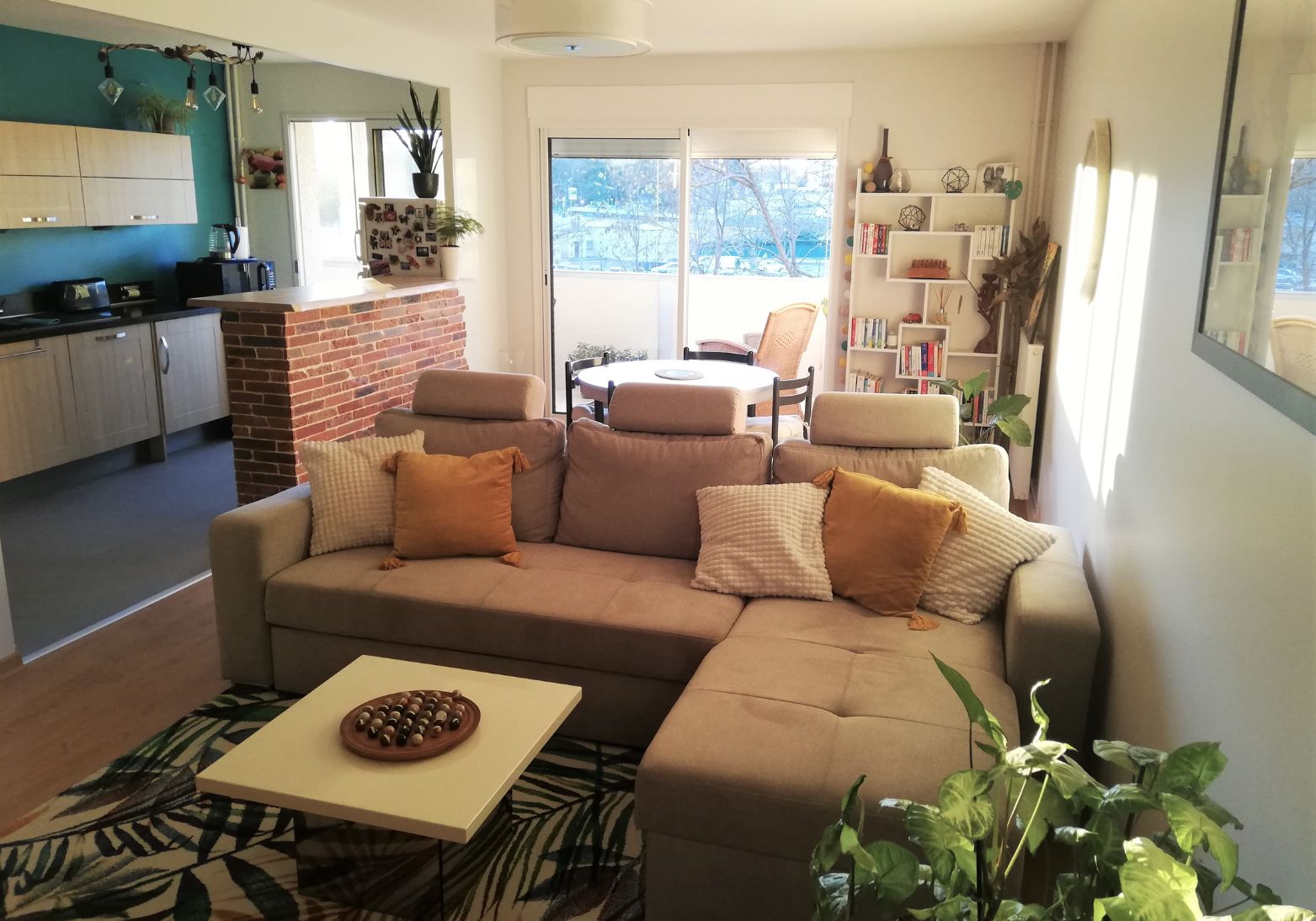 Salle à manger ouverte et conviviale après rénovation, projet Holistar Toulouse