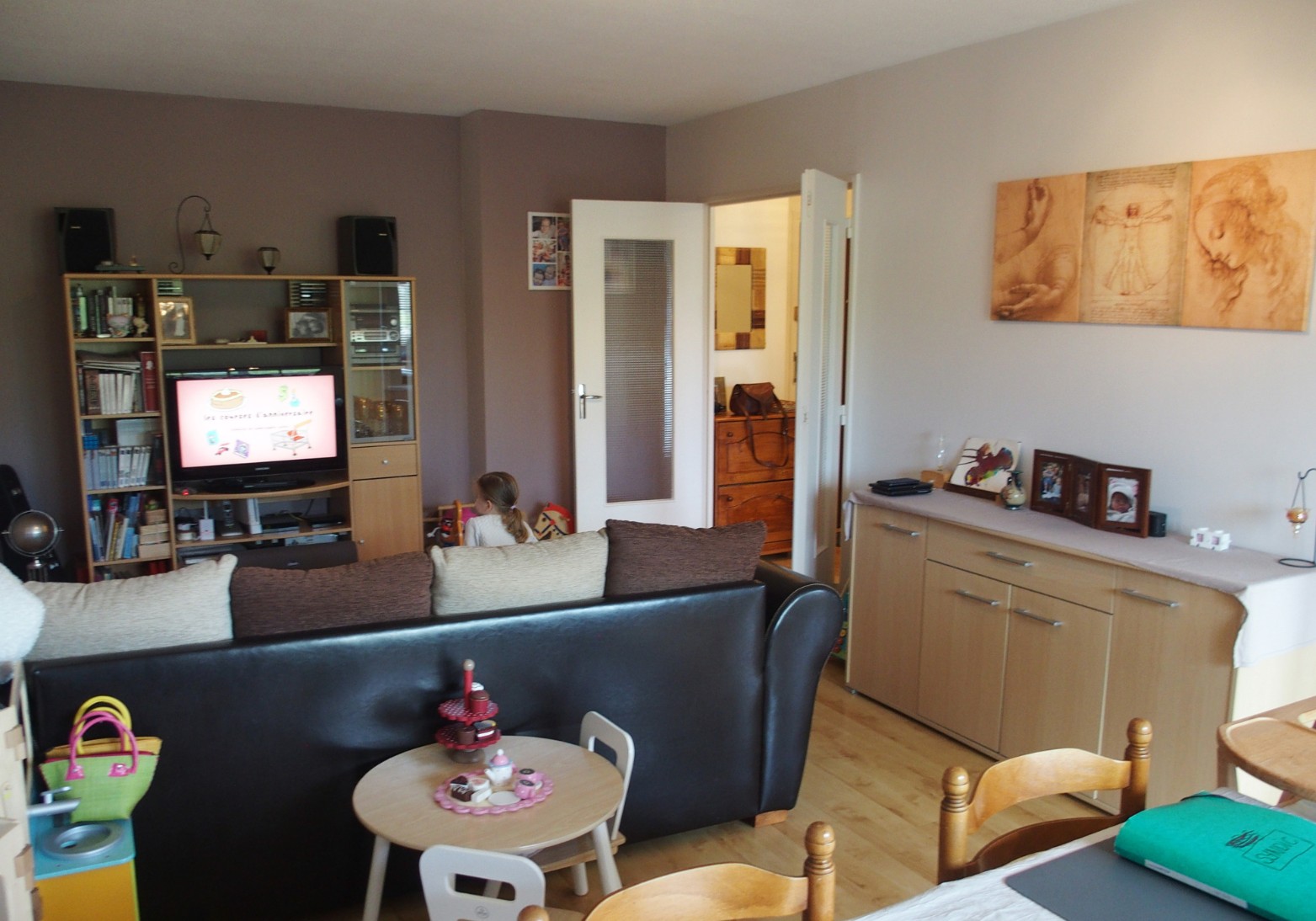 Salon sobre et peu lumineux avant rénovation, appartement années 70 Toulouse