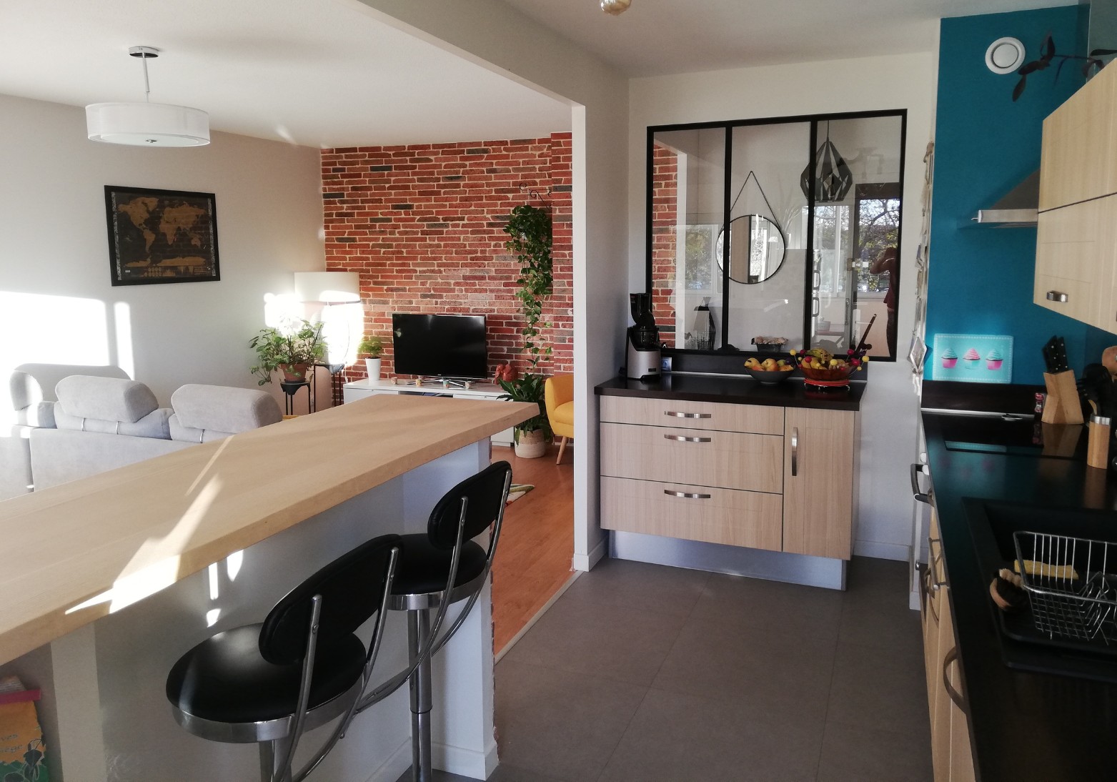 Cuisine ouverte sur le salon avec bar en bois brut après rénovation Toulouse