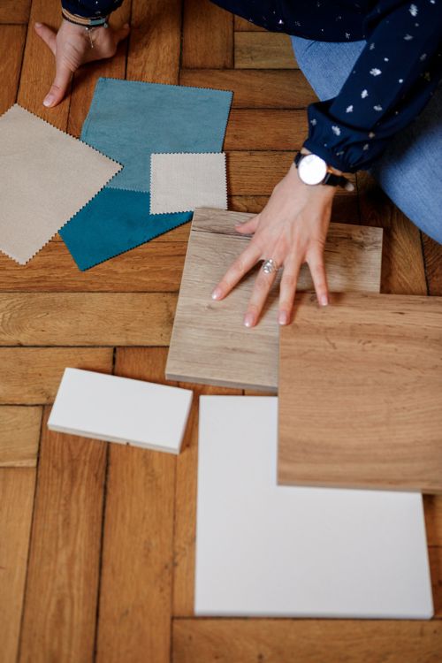 Stéphanie Argiolas sélectionnant des échantillons de matériaux et tissus pour un projet de décoration
