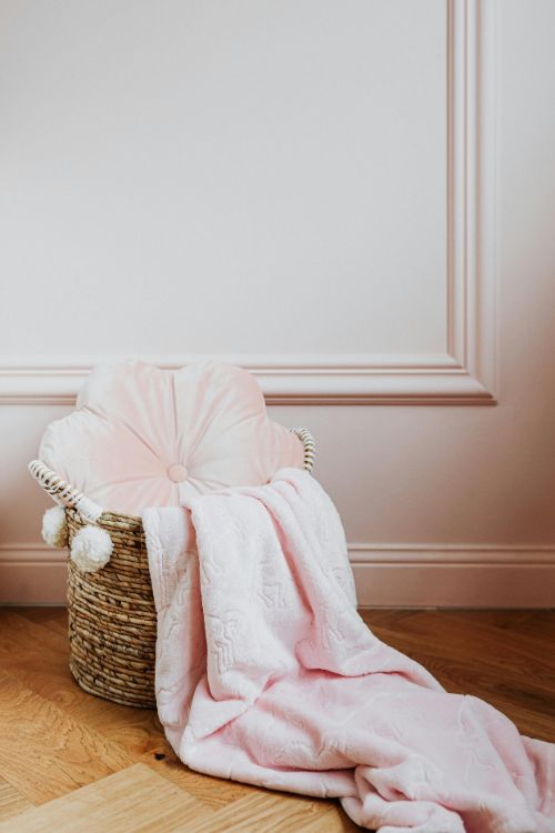 décoration holistique ambiance douce plaid et coussin rose