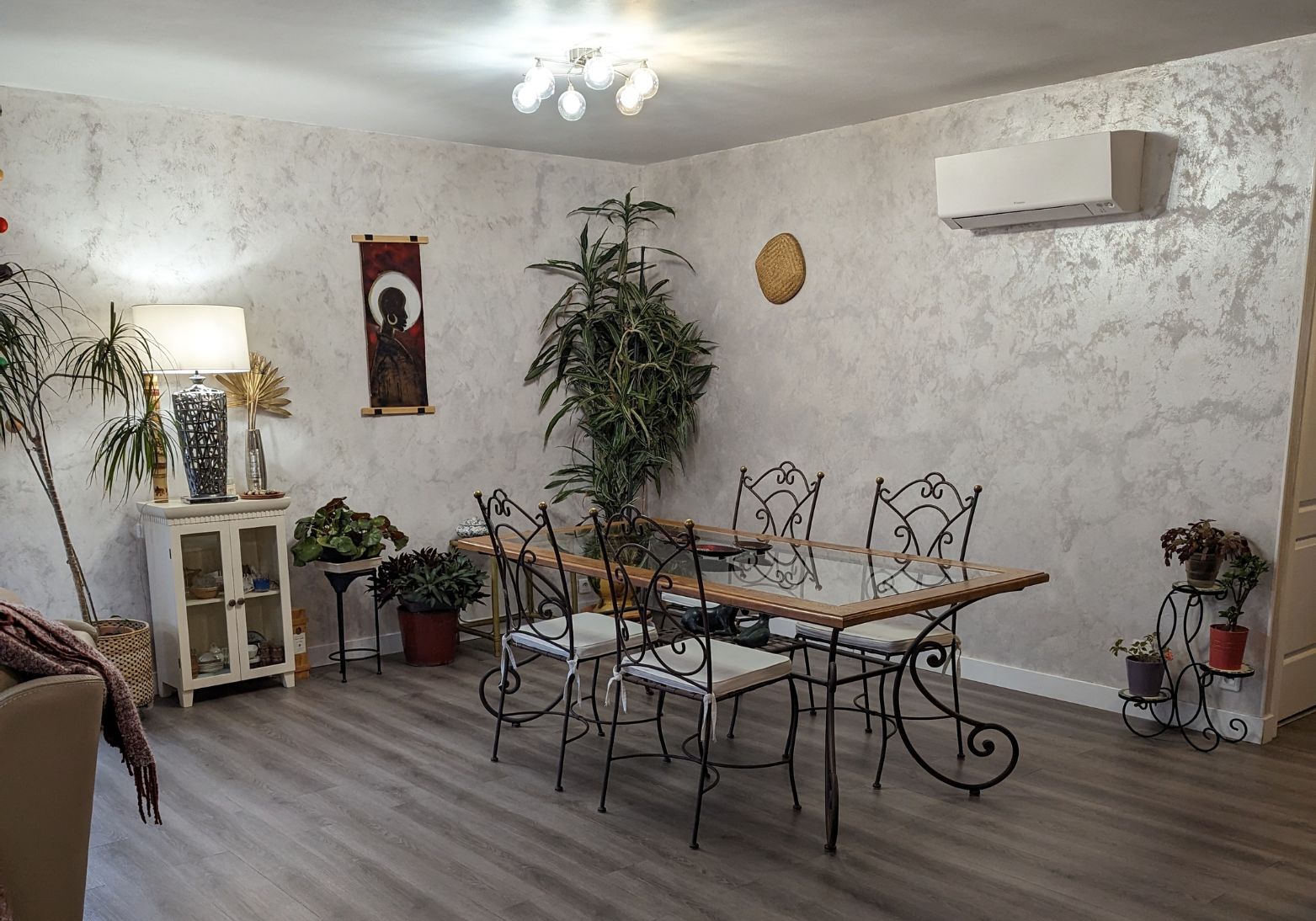 Salle à manger spacieuse avant rénovation dans les Landes